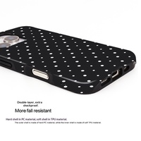 Coques de téléphone iPhone 17, iPhone 16 Pro, 15, 14, 13 – Film magnétique deux-en-un à pois noirs et blancs, élégant et simple