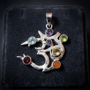 Pendentif symbole Om avec incrustation de pierres de chakra facettées sculptées, bijoux faits à la main respectueux de l'environnement - Product Image 2