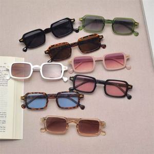 Lunettes de soleil carrées pour femmes, monture PC, verres AC, UV400, légères, protection solaire classe 2, origine Jinhua, référence 25027 - Product Image 4