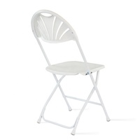 Chaises pliantes blanches en plastique portatives de dos de ventilateur de jardin de noce pour des événements extérieurs