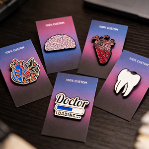 Pin de Esmalte Metálico de Diseño Personalizado, Nueva <span class=keywords><strong>Serie</strong></span> Doctora, Diseño de Logotipo de Corazón y Cerebro, Regalo, Premio, Souvenir, Pin de Solapa de Esmalte Suave - Product Image 1