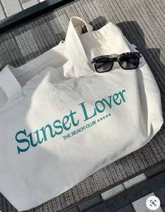 Sac fourre-tout de plage surdimensionné en toile de coton 12OZ avec cordon de serrage, motif lettres, logo et couleur personnalisables pour cadeaux et achats - Product Image 2