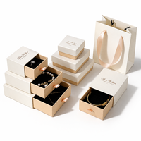 Boîte de rangement pour bijoux blanche en stock avec insert en éponge pour bagues, boucles d'oreilles, colliers, boîte de rangement pour accessoires, emballage en gros