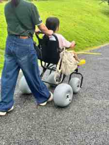 Ary sedia a rotelle da spiaggia pieghevole manuale medicale per sabbia | Manico Push/Pull per sedia a 4 ruote leggero AY-STV3.0 120KG - Product Image 3