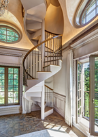 Escalier en colimaçon en bois de luxe sur mesure, design architectural circulaire moderne, pour villa résidentielle intérieure haut de gamme