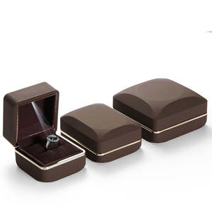 Caja <span class=keywords><strong>de</strong></span> Luz LED Octogonal Pintada con Spray EVERWIN con Logotipo Impreso, Caja <span class=keywords><strong>de</strong></span> Joyería Negra para Anillo <span class=keywords><strong>de</strong></span> Diamantes con Borde Dorado - Product Image 3