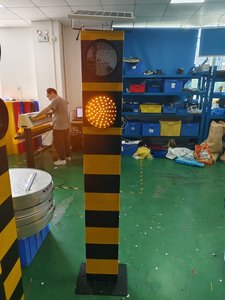 Poteau de signalisation routière à LED réfléchissant solaire, délimiteur de zone de stationnement, poteau de signalisation de sécurité avec une visibilité supérieure à 1000 m, protection IP53 - Product Image 5