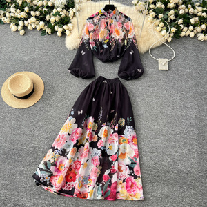 Ensemble deux pièces romantique à motifs floraux : haut court à manches bouffantes transparentes et jupe longue fluide, parfait pour les vacances d'été et les escapades à la plage - Product Image 2