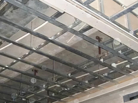 Meilleur prix 60x60 7mm panneau de gypse en aluminium conceptions étanches faux plafond moderne pour hôtels magasins grille de plafond perforé
