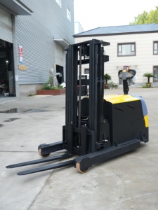 รถยกไฟฟ้า แบตเตอรี่ลิเธียม-ไอออน เสาไฮดรอลิกสามท่อน ระบบเลื่อนข้างไฮดรอลิก ยางตัน ใช้งานแบบยืน ใช้ภายในอาคาร - Product Image 6