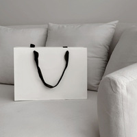 Sacs shopping en papier personnalisés de qualité supérieure avec logo, sacs cadeaux en carton épais avec poignées en ruban satiné pour l'emballage de marques de luxe