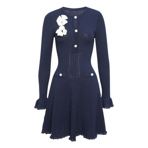 Nouvelle Robe Tricotée à Manches Longues et Col Rond, Style Petite Fleur Parfumée, Finition Soignée, Fleurs en Relief, Creuses et Légères, Collection Automne 2026 - Product Image 1