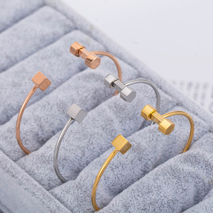 กำไลข้อมือรูปตัว C แบบเปิดทำจากไทเทเนียมสตีลทรงเรขาคณิตสำหรับผู้หญิง สีโรสโกลด์และสีทอง เครื่องประดับแฟชั่น - Product Image 2