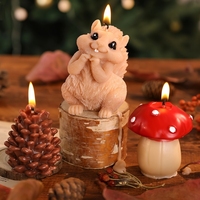 Großhandel Kreative Weihnachtsgeschenke Handgemachte Tannenzapfen-Eichhörnchen-Form Duftkerzen Raumduft Deko-Ornamente Sojawachs-Kerze