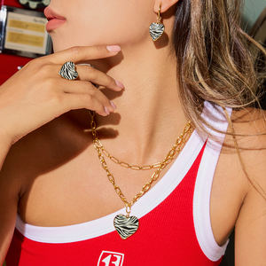 Collana J&D in Acciaio Inossidabile Placcato Oro 18K PVD con Pendente a Cuore Smaltato Stampa Leopardata Vintage - Product Image 1