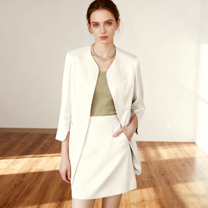 Abito di Lusso di Alta Gamma in Fibra di Acetato Importata di Alta Qualità, Drappeggiato con Finitura Lucida Satinata, Motivo su Misura - Product Image 5