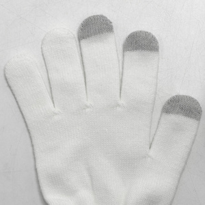 Ensemble 3-en-1 Chaud et Personnalisé : Écharpe, Gants et Bonnet en Tricot Doux pour Hommes et Femmes – Idéal pour l'Hiver et Cadeau Parfait - Product Image 5