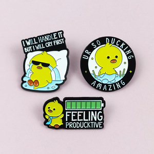 เข็มกลัดรูปตัวอักษรการ์ตูนแบบกำหนดเอง รูปทรงลูกเจี๊ยบ ทำจากโลหะผสมสังกะสี สำหรับตกแต่งกระเป๋าเป้สะพายหลัง น่ารัก ใช้งานได้หลากหลาย - Product Image 2