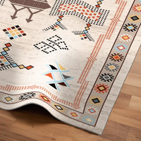Tapis en laine fait main avec une palette de couleurs terreuses, des formes géométriques symétriques et des motifs floraux pour une décoration intérieure élégante