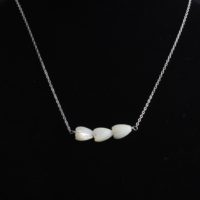 Collier élégant en or 14 carats plaqué ou argent S925, chaîne plate en forme de câble, avec 3 bourgeons de magnolia Yulan horizontaux en forme de coquille