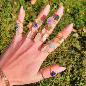 แหวนคริสตัลหินธรรมชาติขายส่ง ดีไซน์เฉพาะสำหรับผู้หญิง หรูหราเบาๆ สง่างาม และเครื่องประดับที่ไม่ซีดจาง - Product Image 3