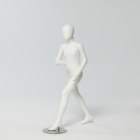 Tienda de moda escaparate cuerpo completo huevo cara mate blanco niño corriendo maniquí