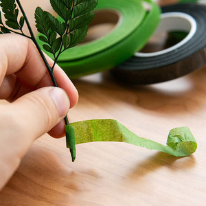 Ruban adhésif extensible écologique vert foncé pour fleuristes, avec adhésif en caoutchouc, pour l'emballage des tiges de bouquets de jardin et les arrangements floraux - Product Image 1