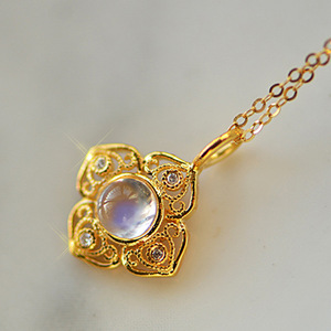 Collana con Pendente in Opale Placcato Oro, Design Floreale Vintage, Gioiello da Donna per Uso Quotidiano, Montatura Solitaria XL1125 - Product Image 1