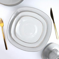 Vente en gros d'assiettes blanches en vrac de haute qualité, assiettes rondes en porcelaine en céramique, assiettes irrégulières de restaurant avec bordure dorée