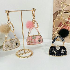 <span class=keywords><strong>Porte</strong></span>-<span class=keywords><strong>clés</strong></span> de sac à main de <span class=keywords><strong>luxe</strong></span> pour femmes avec boule de fourrure Bling Rhinestone Heart Charm Style de dessin animé à la mode en alliage de qualité supérieure - Product Image 3