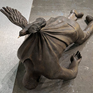 Famosa Escultura <span class=keywords><strong>de</strong></span> Bronce <span class=keywords><strong>de</strong></span> Gran Tamaño <span class=keywords><strong>para</strong></span> Exteriores, Estatua <span class=keywords><strong>de</strong></span> un Hombre Sosteniendo un Pájaro, en Venta - Product Image 2