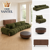 Ensemble de meubles de salon de villa moderne, canapé rembourré vert sur mesure, fauteuils et table basse