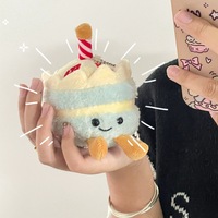 Porte-clés amusant en peluche en forme de gâteau d'anniversaire, pendentif décoratif pour sac, jouet en peluche doux, vente en gros