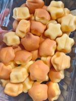 Délicieuses gaufrettes au chocolat et à la noix de coco, texture croustillante, garniture crémeuse, boîte et sachet de friandises pour la maison, le bureau et les partages