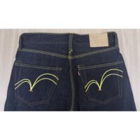 Jean classique en denim 100 % coton à lisière étroite, coupe droite taille mi-haute, avec rivets et broderies boutonnées, surpiqûres apparentes, idéal pour l'hiver (ODM)