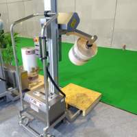 Chariot pratique avec élévateur électrique et pince axiale pour rouleaux lourds