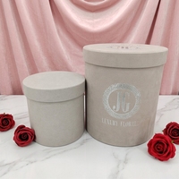 Boîte Cadeau Ronde Personnalisée en Velours Gris Écologique avec Dorure à Chaud pour Fleurs