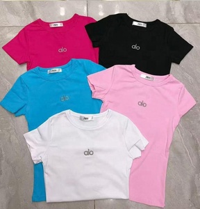 Nouveau T-<span class=keywords><strong>shirt</strong></span> décontracté à <span class=keywords><strong>manches</strong></span> <span class=keywords><strong>courtes</strong></span> et col rond pour <span class=keywords><strong>femme</strong></span> avec décoration en strass, 100 % <span class=keywords><strong>coton</strong></span> et élasthanne, coupe ajustée, collection Printemps 2026, vente en gros - Product Image 6
