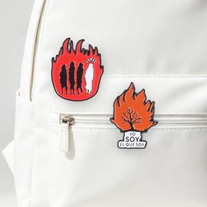 Broche émaillée 'Yo Soy El Que Soy' avec illustration biblique religieuse 'Burning Bush', flamme <span class=keywords><strong>orange</strong></span> et quatre personnages enflammés, bijou - Product Image 3