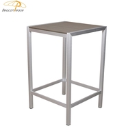 Table haute de jardin extérieure de luxe et tabourets de bar Ensemble table et chaises de bar haute en plastique et bois pour bistrot restaurant