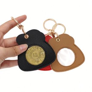 Funda protectora de cuero PU para tarjetas AA, llavero promocional, estuche para monedas doradas de la suerte - Product Image 4