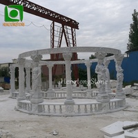 Grand gazebo de jardin en marbre blanc avec toit en fer pour mariage en plein air