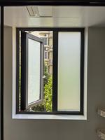 Ventana Moderna de Aluminio con Apertura Vertical, Vidrio Templado Resistente al Viento, para Cocina, Baño y Dormitorio