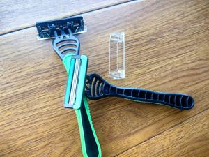 NUEVO L BLADE Man Acero inoxidable 6 Cuchillas traseras abiertas Maquinilla de afeitar desechable con acero importado - Product Image 2