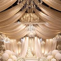 Décoration complète de salle de mariage incluant des boules de fleurs, des décorations de plafond, des lumières de guidage allant au sol, des fleurs artificielles pour la décoration de scène