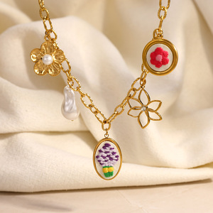 Collar de Perlas con Diseño de Flor de Camelia, Chapado en Oro de 18k, Colgante con Bordado Floral, Joyería para Uso Diario - Product Image 4