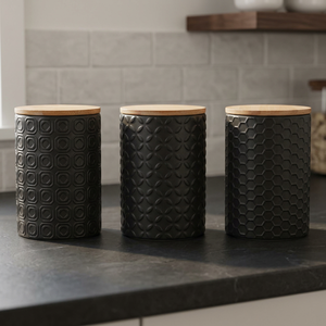 Set di Lusso 3 Barattoli per Spezie in Ceramica Ecologica da 750 ml, Forma Cilindrica, Coperchi in Legno, Chiusura con Guarnizione in Silicone, Geometrie Nere - Product Image 2