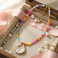 Collier réglable multicolore d'été tropical avec pendentif en coquillage naturel et perles de pierre aux couleurs acidulées, idéal pour les sorties à la plage