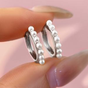 Boucles d'oreilles Huggies en perles tendance plaquées or 18 carats pour femmes - Product Image 4