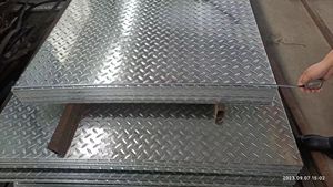 Chapa de Acero al Carbono Estándar ASTM Grado Q235, Chapa Cuadriculada <span class=keywords><strong>Galvanizada</strong></span> por Inmersión en Caliente, Aplicación Antideslizante - Product Image 5